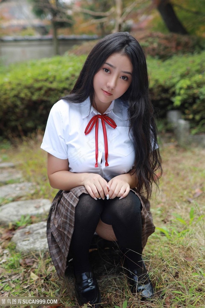 蹲在地上的高清美女玛鲁娜图片