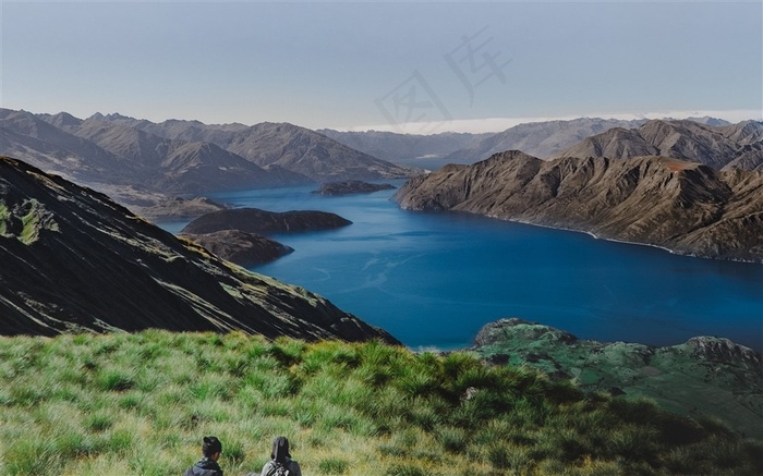 大山里的湖泊