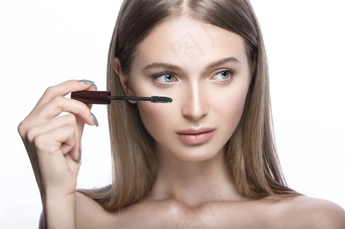 拿着睫毛膏的时尚美女