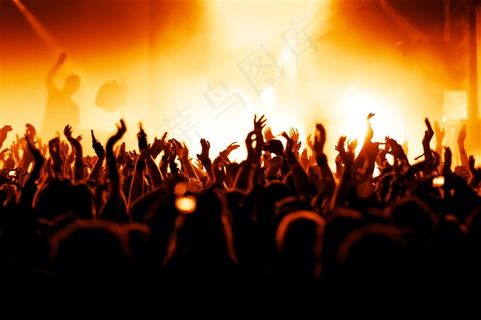 夜店狂欢人群剪影
