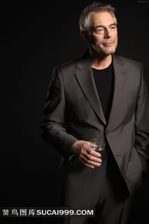 拿着红酒杯的男人