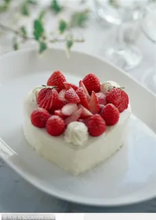 礼物饰品-蛋糕上的草莓