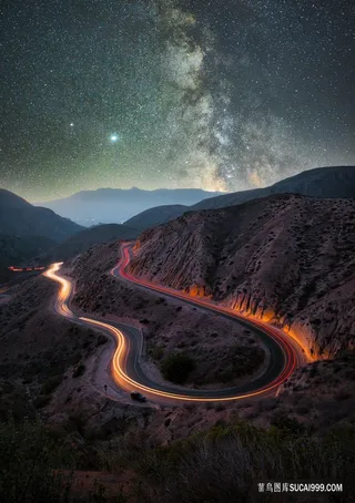 蜿蜒山路夜空景色