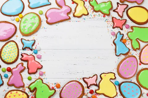 复活节贺卡与五颜六色的姜饼饼干