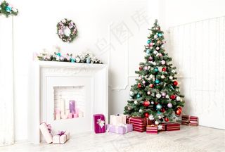 一堆礼物和圣诞树高清图
