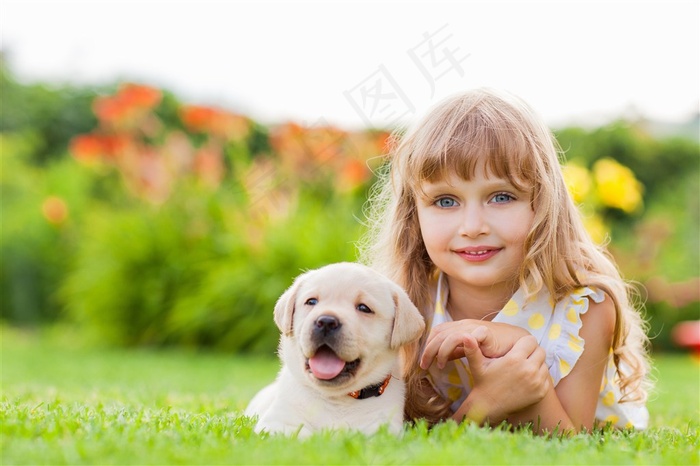 可爱的小女孩与小狗动物图