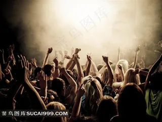 一大群人挥手的图片