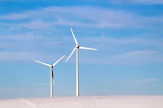 蓝天下的风车图片