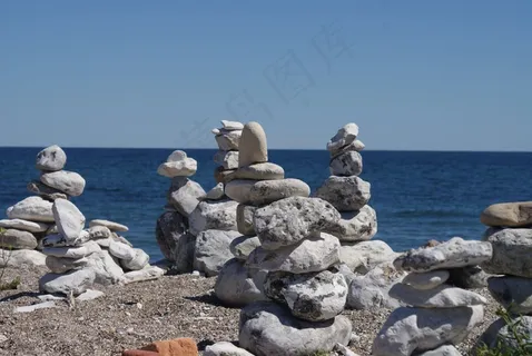 海滩石头堆叠景观图片 海滩石头堆叠景观图片