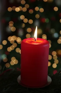 红色蜡烛烛光图片