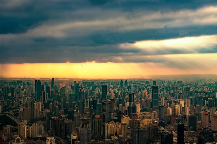 透过乌云的暖光照耀整个城市