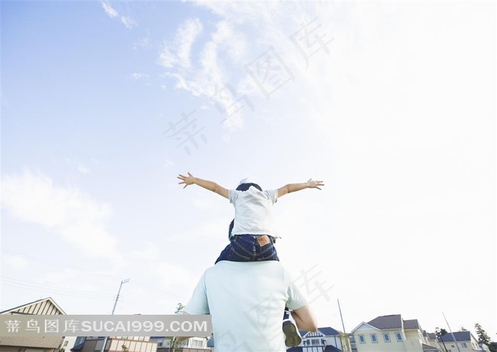 亲子广告元素 孩子坐着父亲的肩膀上背面大图