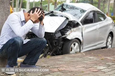 抱头的男人与损毁的轿车高清摄影图片