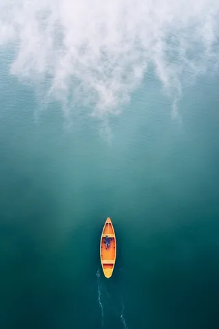 湖泊*的小木船摄影图