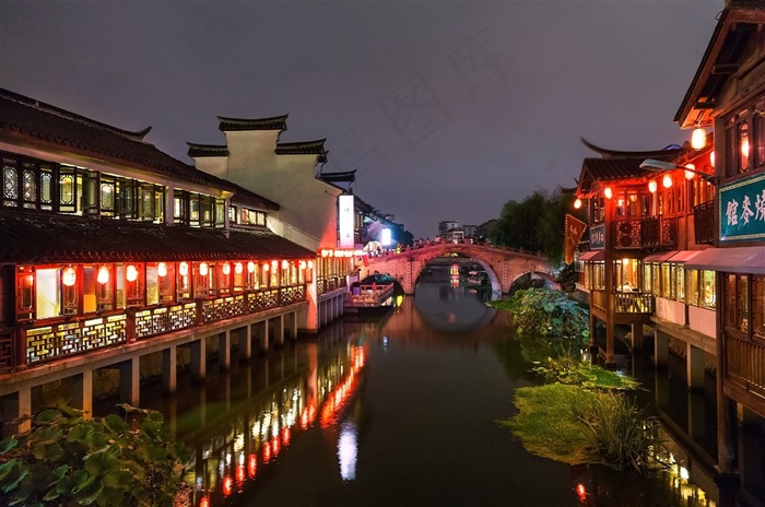 夜晚的水上灯火