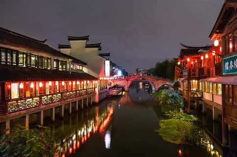 夜晚的水上灯火 夜晚的水上灯火