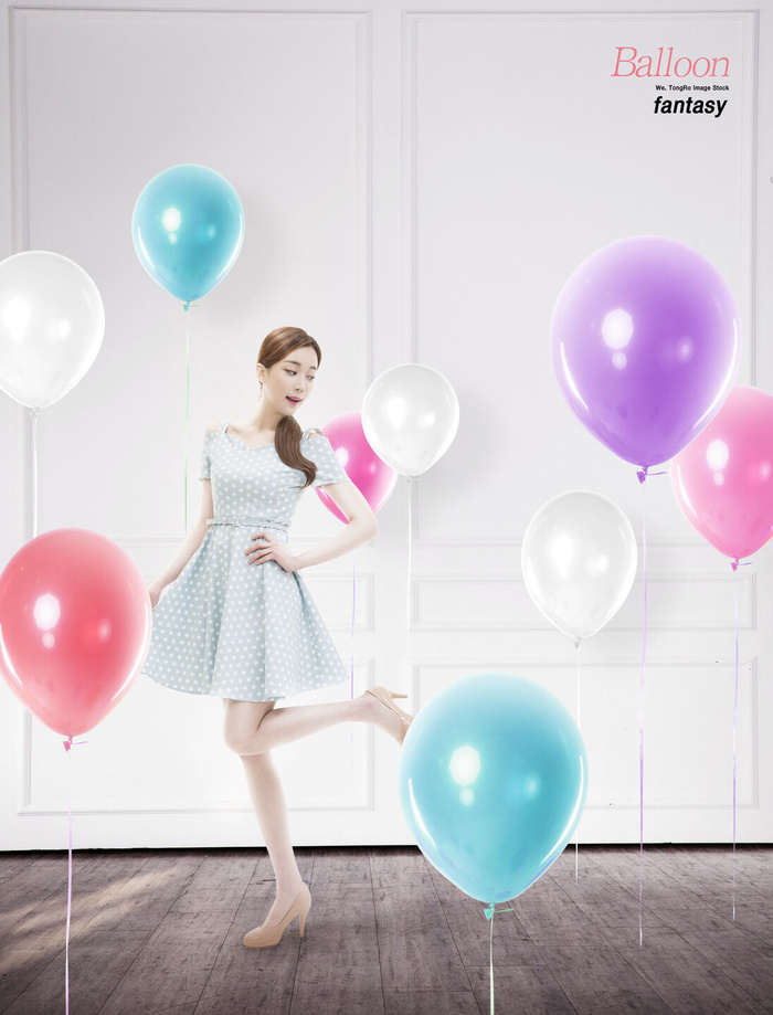 蓝天美女气球海报