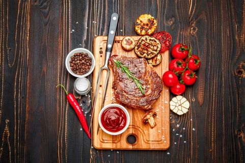 新鲜美味烤牛排摄影素材