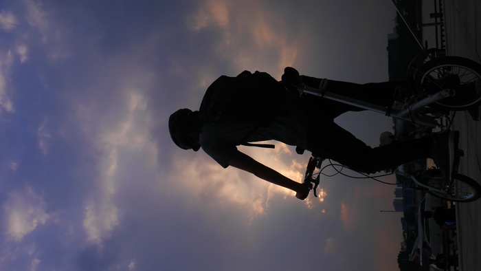 日落骑行背影特写