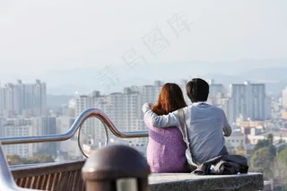 情侣高楼看风景背影图片