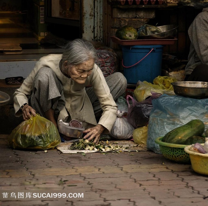 在厨房里干活的老奶奶