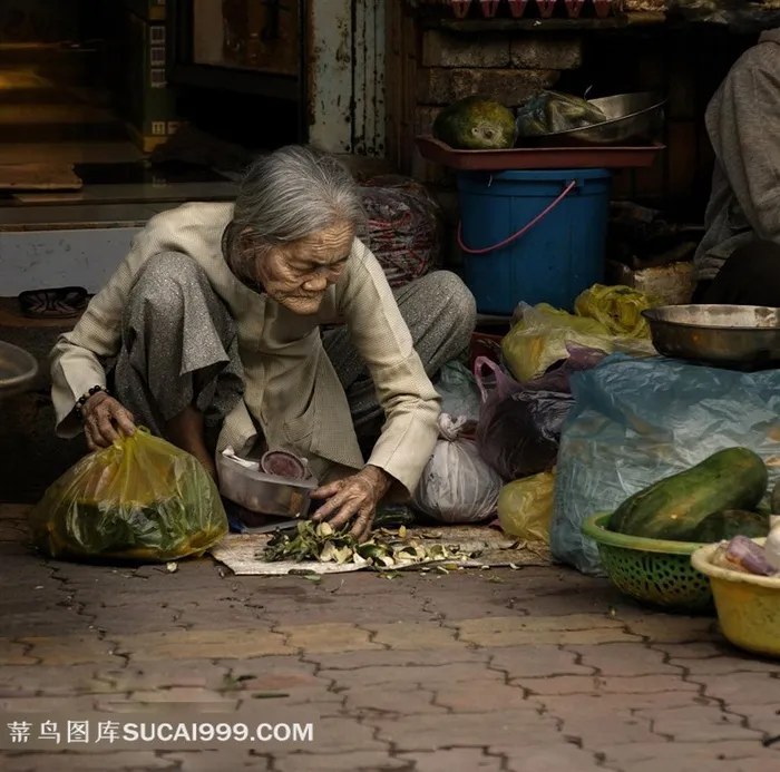 在厨房里干活的老奶奶