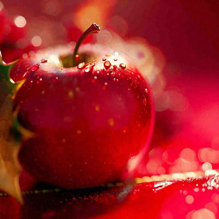 红苹果新鲜特写水珠，圣诞平安夜，水果美食，温馨摄影图(1024x1024)