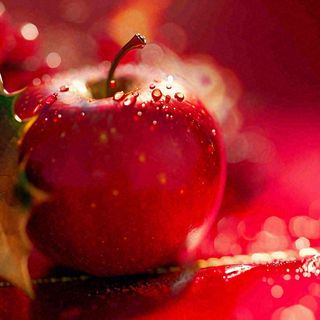 红苹果新鲜特写水珠，圣诞平安夜，水果美食，温馨摄影图