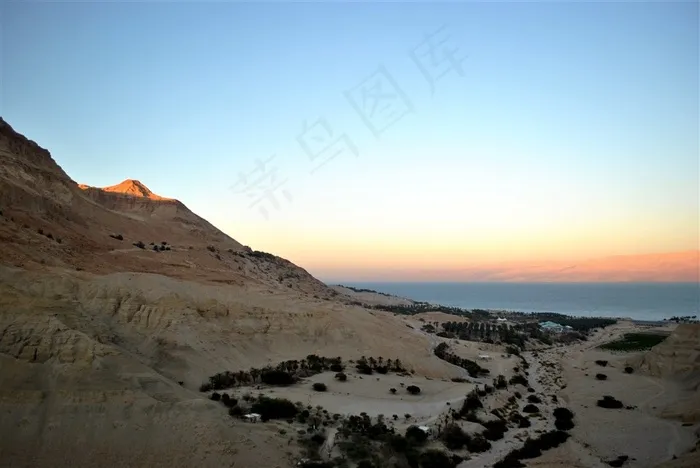 夕阳照射的天空