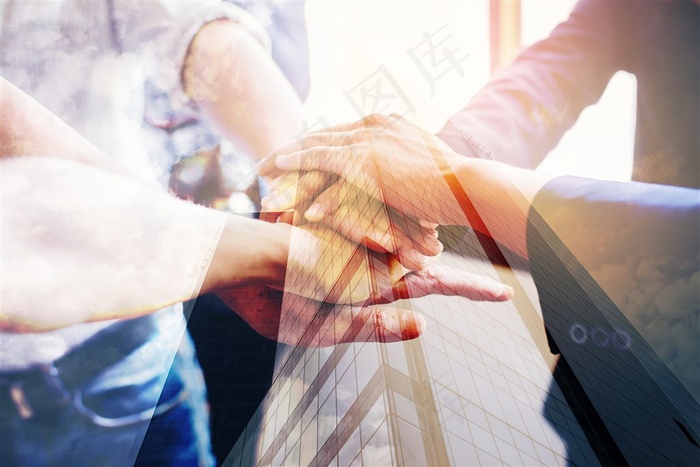 手叠在一起的职场队伍