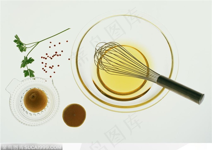 透明玻璃餐具与切开的柠檬和香菜