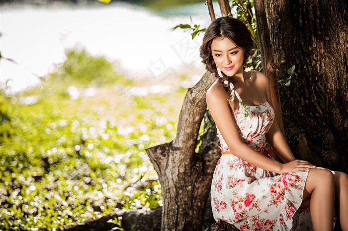 坐在大树下的性感美女