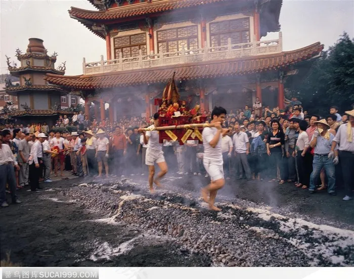 祈祷过火海的人