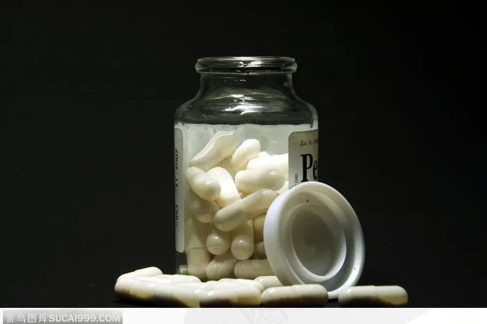 医学药品-玻璃瓶中的白色胶囊