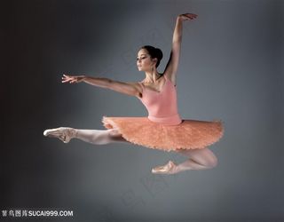 高清跳在空中的芭蕾舞者