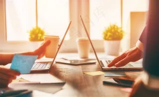 商务办公桌上的笔记本电脑