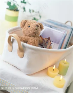 桌子上的放书本和玩偶熊的收纳盒