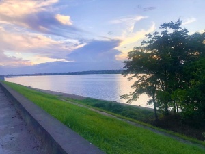 江边风景，夕阳江水