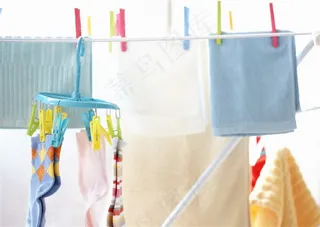 阳光下的晾衣架