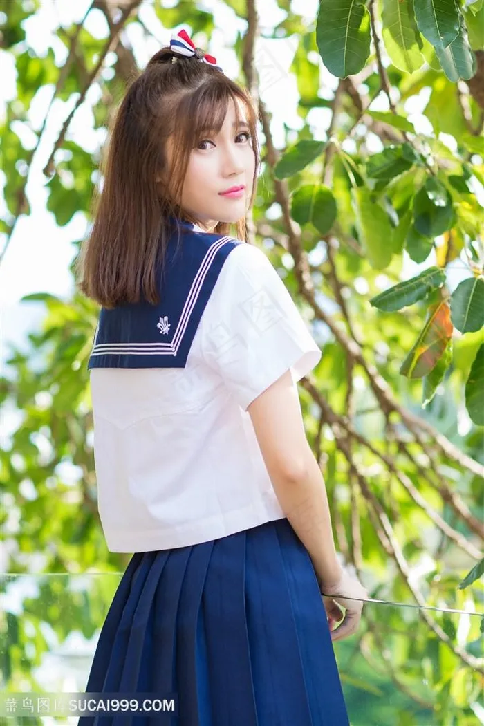 穿着校服的清纯美女背影写真