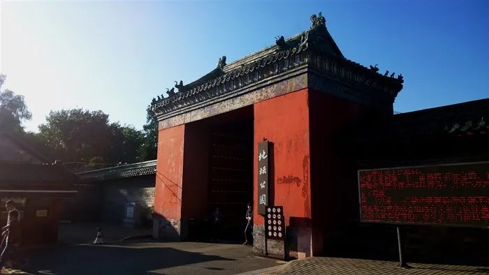 地坛朱红色的大门