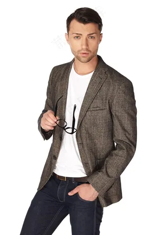 手拿镜框的外国男性高清摄影