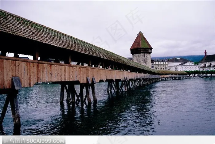 河上连接古堡的过道