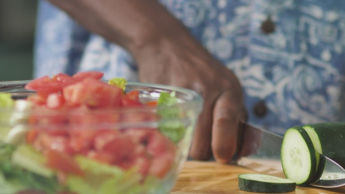 男人切黄瓜做沙拉