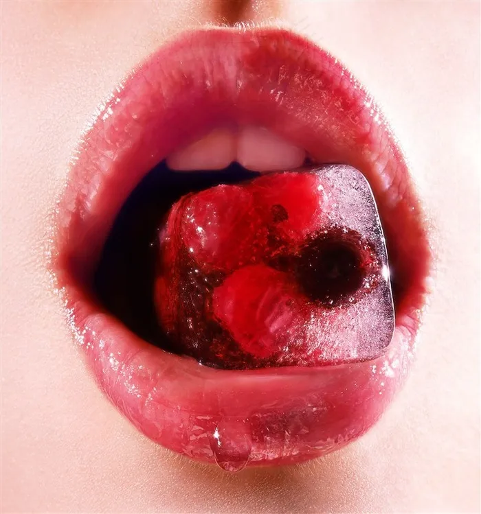 咬红色冰块的美女