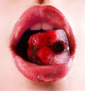 咬红色冰块的美女