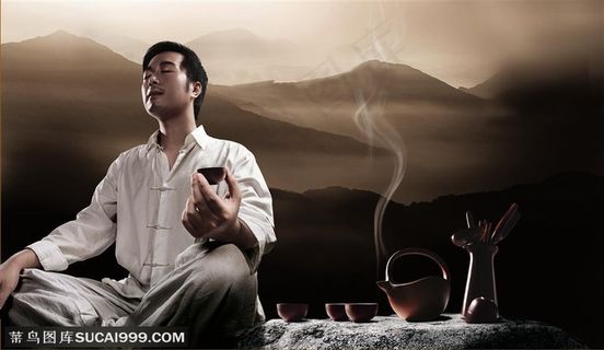 白领男性-拿着紫砂茶杯品茶的白领男士