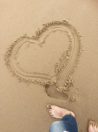 沙滩画出爱心图片