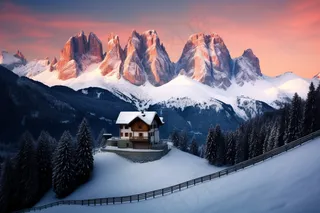 冬天山上小木屋森林高山白雪覆盖摄影图