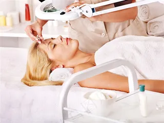 用镊子夹眉毛做SPA按摩的美女